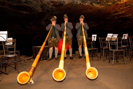 Astberger Alphornblaeser im Bergwerk